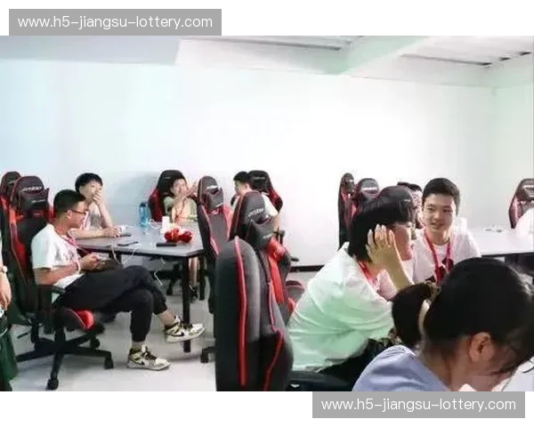 电竞解说员采访录：镜头外的热血与孤独